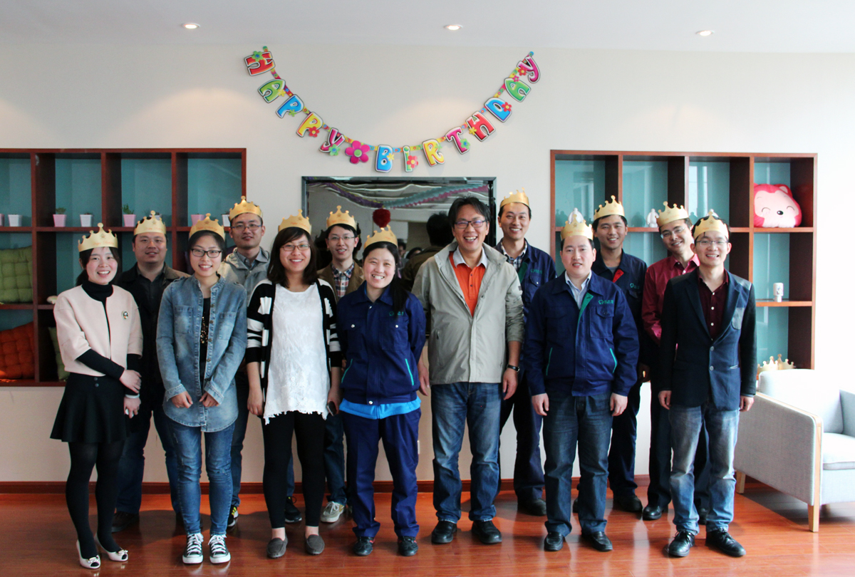 董事長為當月生日員工舉辦生日會